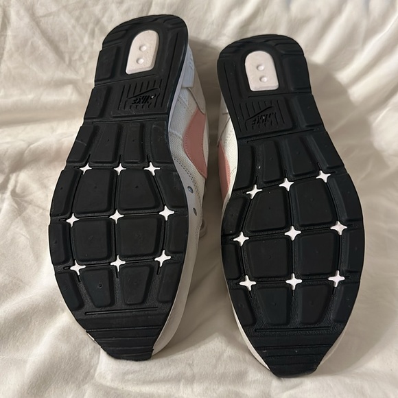 Rarely worn white and pink Nikes - Picture 5 of 6